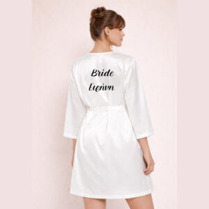Μεταξωτή ρόμπα για προετοιμασία νύφης με το όνομα μαύρα γράμματα