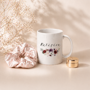 Box για κουμπάρα με λευκή κούπα ονόματος floral σχέδιο, scrunchies και lip balm