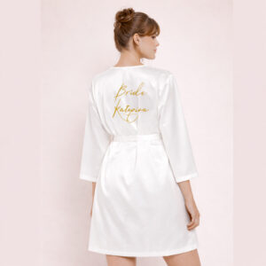 νυφική ρόμπα μεταξωτή με χρυσά γράμματα το όνομα της νύφης