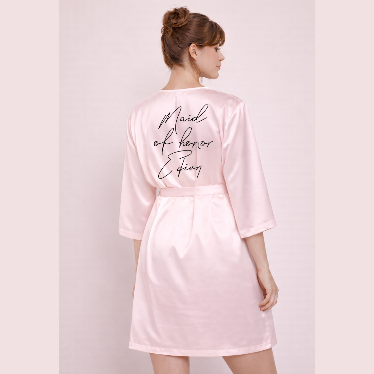 Ροζ σατέν ρόμπα για την maid of honor με όνομα