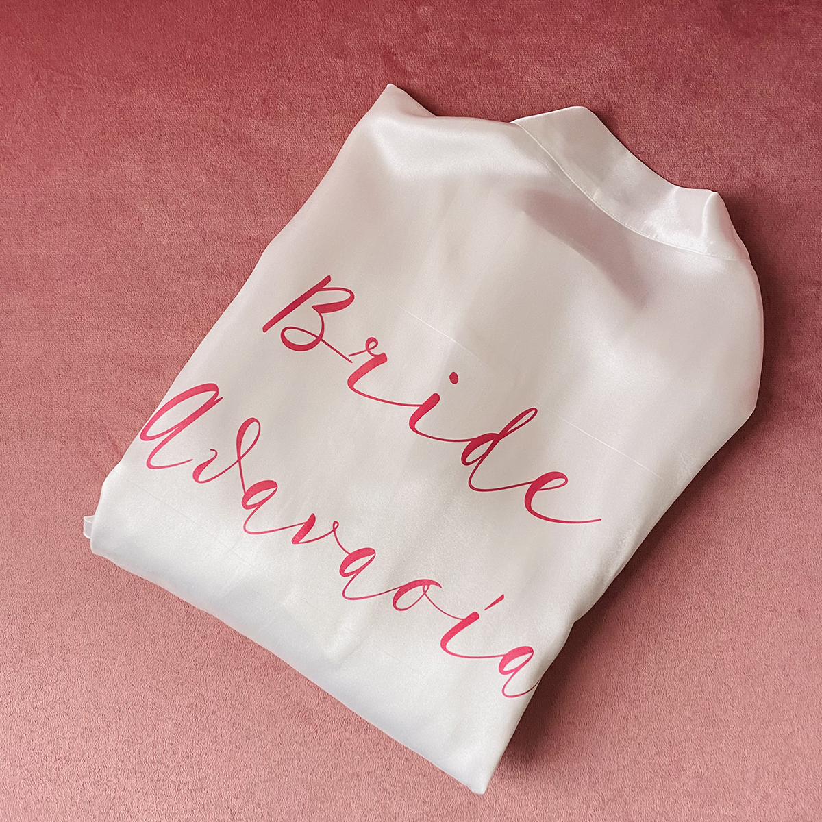 BD Λευκή Σατέν Ρόμπα – Bride Pink Fonts 3