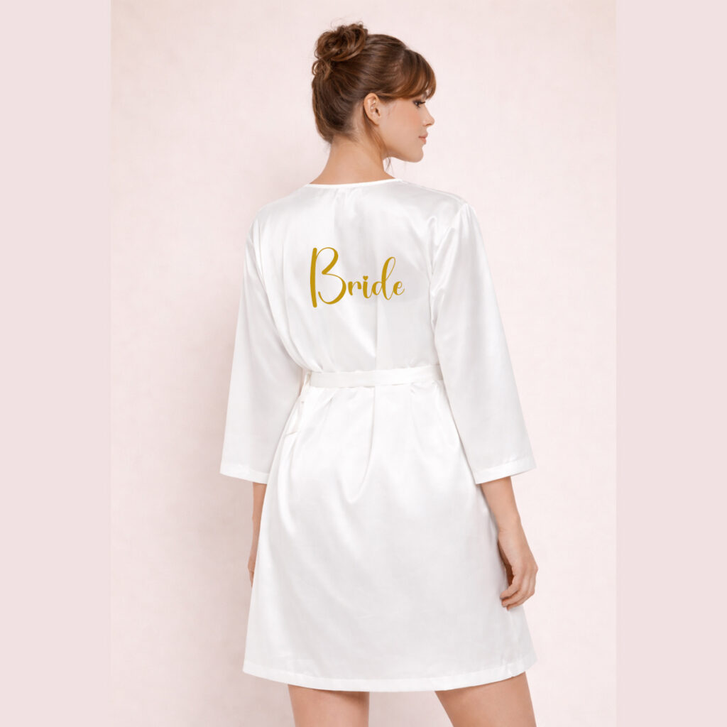 Νυφική ρόμπα από πολυτελές σατέν soft touch με όνομα – Gold Bride